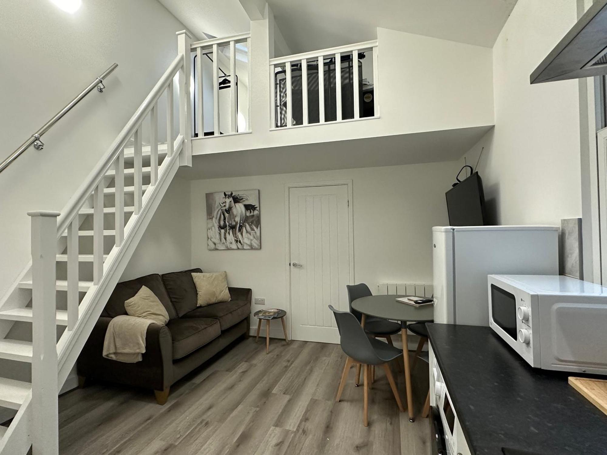 Apartment F1 *